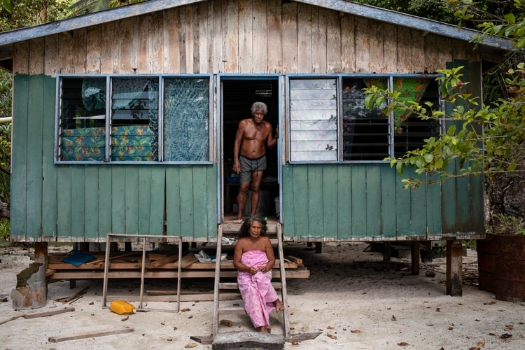 Esther Lakaniu, de 67 años, y su esposo, William Teikagei, de 60, en su hogar en la bahía Kangava. Ellos pueden ver el navío encallado desde su casa. (David Maurice Smith/The New York Times)
