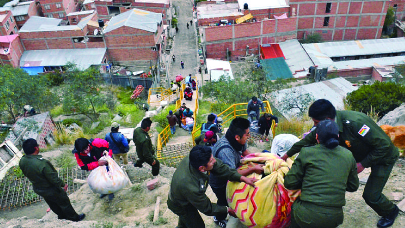 Tragedia: familias  desesperadas tratan de rescatar lo que pueden