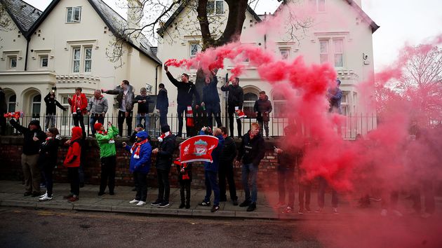 ¡Se sigue calentando la previa! Hinchas de Liverpool en Barcelona tiran a turistas a una fuente ¡Se sigue calentando la previa! Hinchas de Liverpool en Barcelona tiran a turistas a una fuente