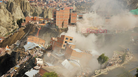 Momento del deslizamiento en la zona Inmaculada Concepción de La Paz. Foto: Pedro Laguna- La Razón