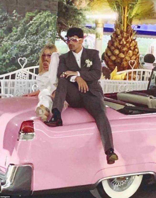 Los novios, sobre un descapotable