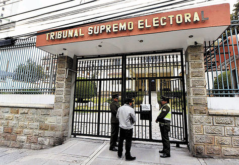 La Paz. Policías resguardan el edificio del Tribunal Supremo Electoral (TSE).