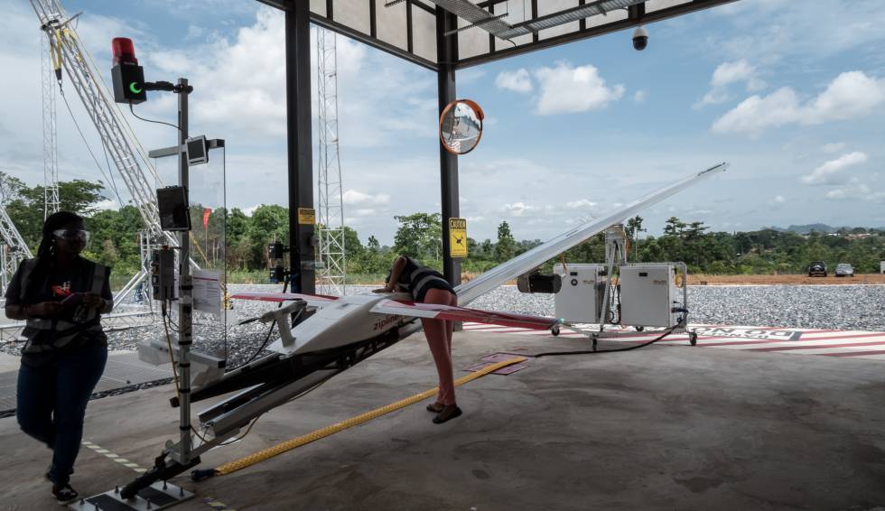 Dos ingenieras preparan el lanzamiento de un dron cargado con medicamentos en el centro de abastecimiento de Omenako, en el noreste de Ghana, el pasado 24 de abril.