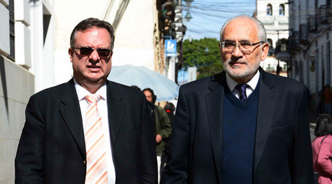 Carlos Alarcón y Carlos Mesa en una fotografía de archivo de La Razón.