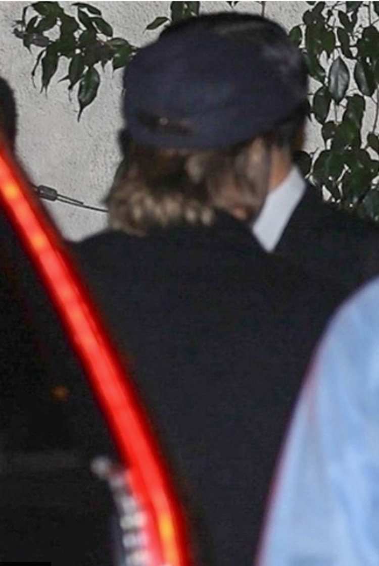 Brad Pitt ingresa al cumpleaños de Jennifer Aniston en el hotel Sunset Tower de Los Ángeles