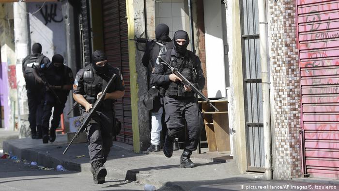 Brasilien Rio Polizei-Operation (picture-alliance/AP Images/S. Izquierdo)