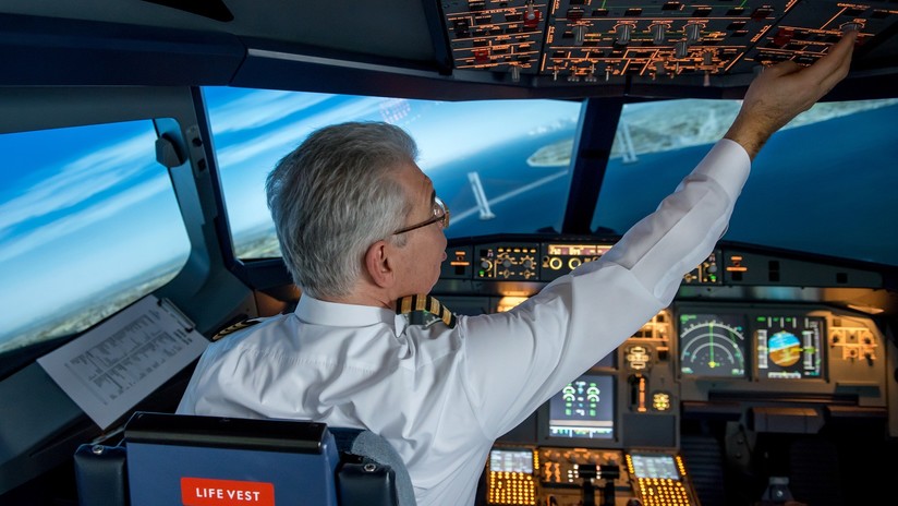 VIDEO: Un piloto de Lion Air golpea al empleado de un hotel por planchar mal su camisa