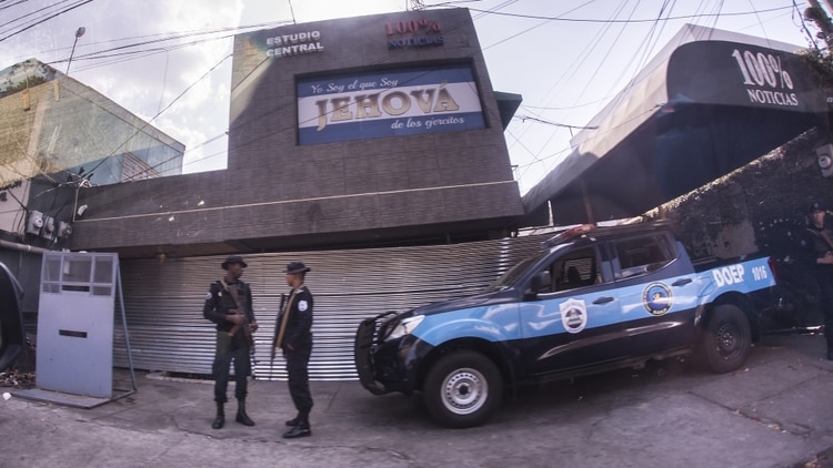 El régimen de Ortega tomó las instalaciones del canal de TV 100%noticias. Una patrulla de la Policía permanece en las instalaciones desde hace más de cuatro meses. (Óscar Navarrete)