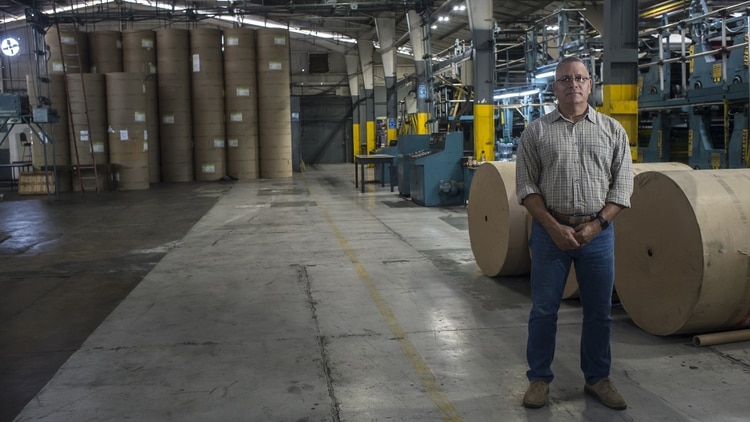 Álvaro Rivera, jefe de imprenta de La Prensa. Ya se acabó el papel regular de diario y ahora se está utilizando el de las revistas, hasta que se agote (Óscar Navarrete)
