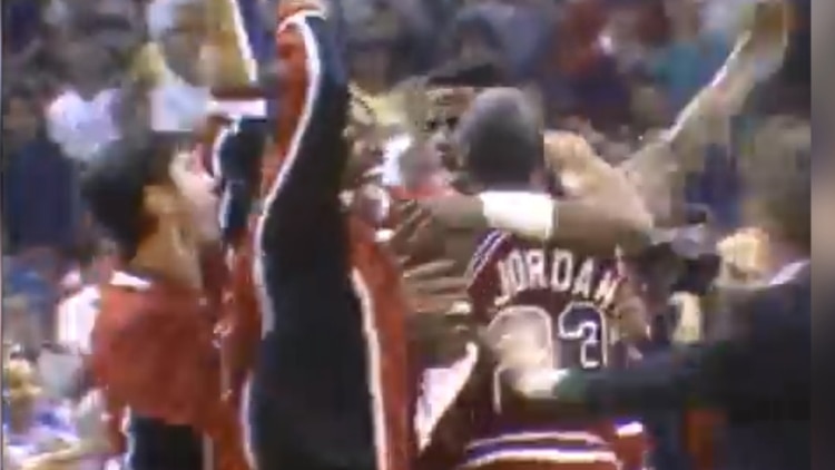Michael Jordan anotó el doble que le dio la victoria a los Chicago Bulls en el quinto juego de la serie ante Cleveland por los playoffs de la NBA 1988/1989