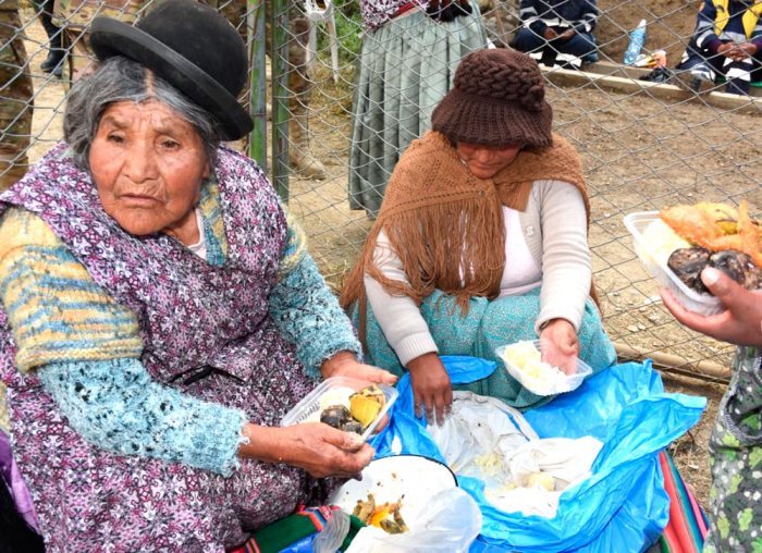 La señora Marcelina trajo una porción de arroz, chuño, queso, choclo y pescado para los damnificados.