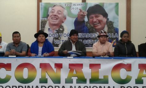 El presidente Morales y algunos dirigentes de Conalcam en el evento de este viernes.