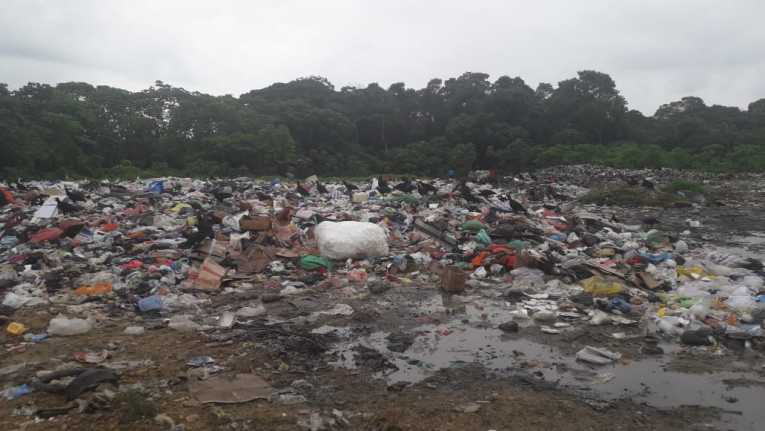 LA BASURA ACUMULADA EN LA ORILLA DE UN RÍO, EN SHINAHOTA.