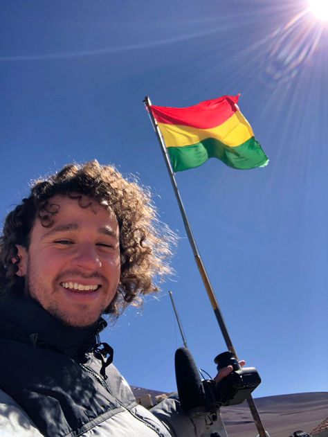 El youtuber mexicano "Luisito comunica" posando junto a la bandera boliviana al momento de ingresar al país.