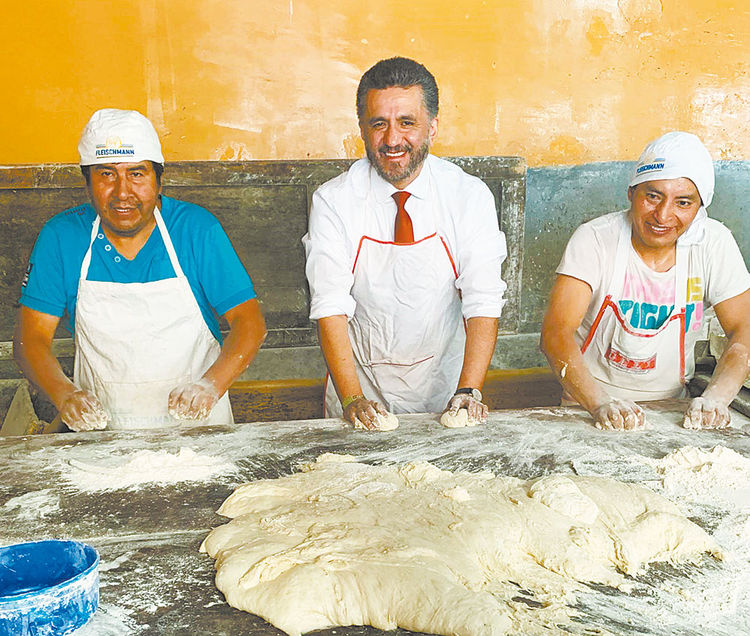 Labor. Llorenti, en una panadería de San Isidro elabora marraquetas.