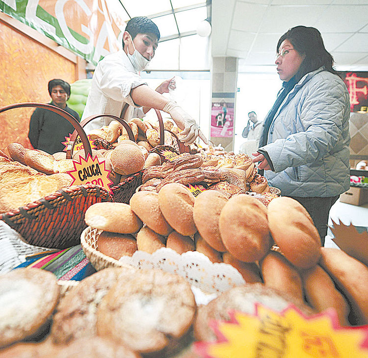 Alimentos. Un puesto de venta de panes, con variedad de masas.