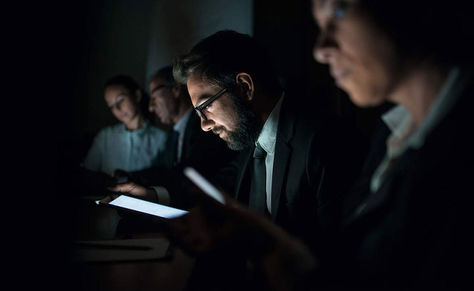 Personas que se exponen a las luces led. 