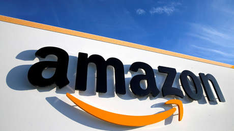 Logotipo de Amazon en uno de sus centros logísticos situado en Boves (Francia), el 19 de enero de 2019.