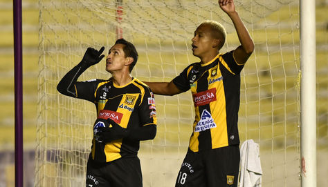 Marvin Bejarano y Jair Reinoso festejan el tercer gol de los gualdinegros.