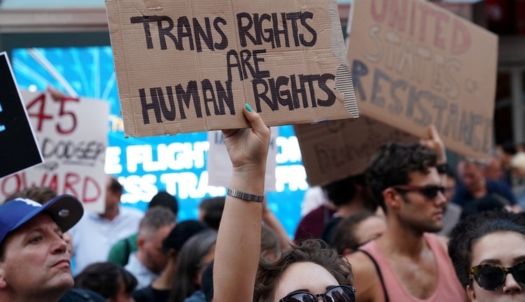 “Los derechos de los trans son derechos humanos”: protestas contra Donald Trump en Times Square, en Nueva York (Reuters/ Carlo Allegri/ archivo)