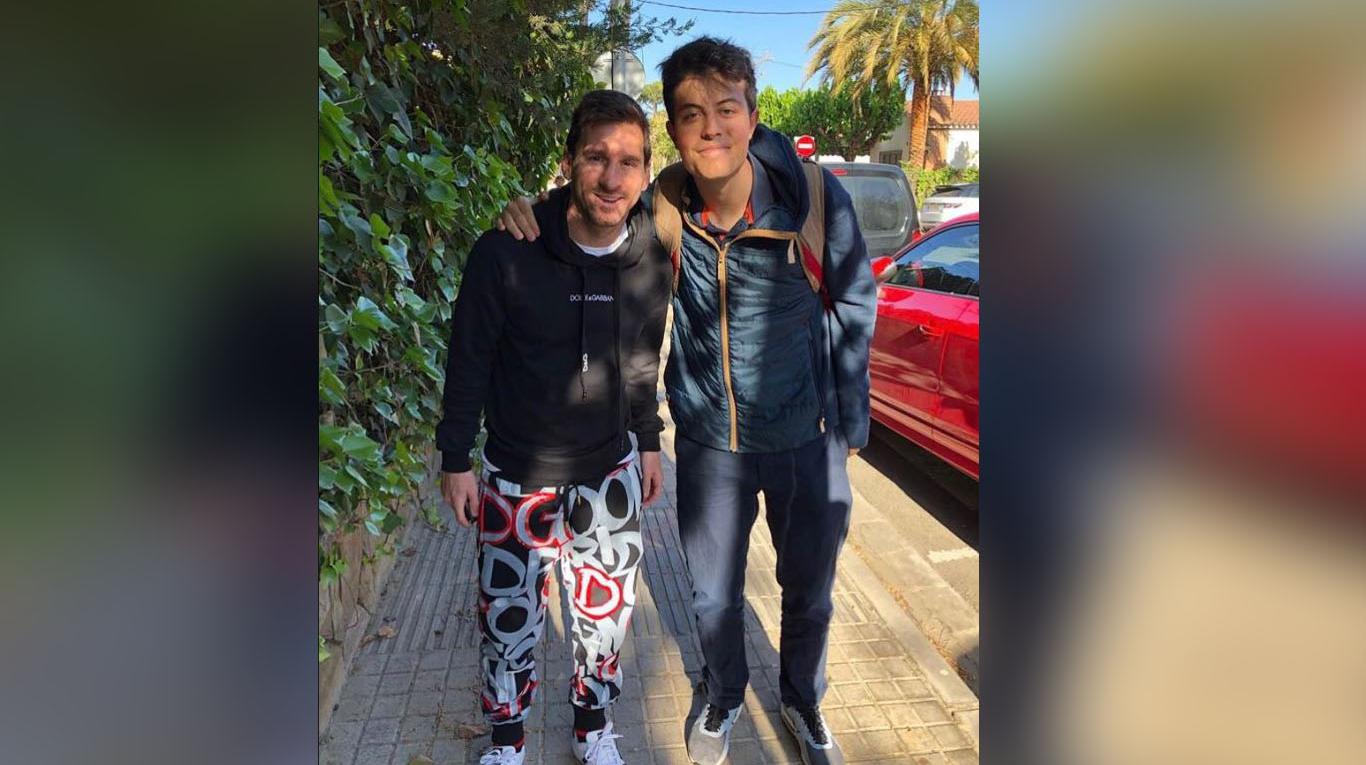 Lionel Messi saliÃ³ con un "pijama" a la calle y la foto se viralizÃ³ en las redes. (Foto @David_Heras)