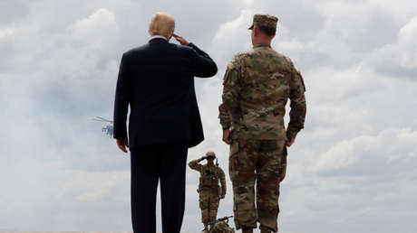 Donald Trump contempla una demostración militar en Nueva York (EE.UU.), 2018.