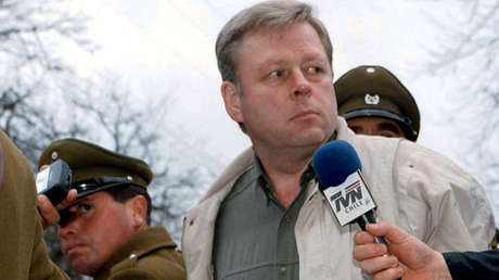 Hartmut Hopp, líder de la Colonia Dignidad, es escoltado por la policía, después de su arresto al sur de Santiago, el 12 de agosto de 1997.