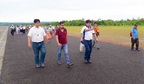 Dirigentes del trópico inspeccionan la pista de aterrizaje del aeropuerto "Soberanía".
