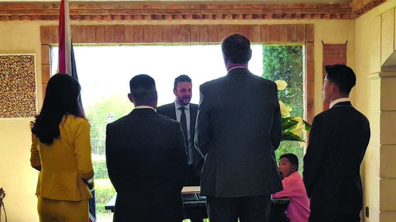 Celebran la primera boda británica de pareja gay en Bolivia