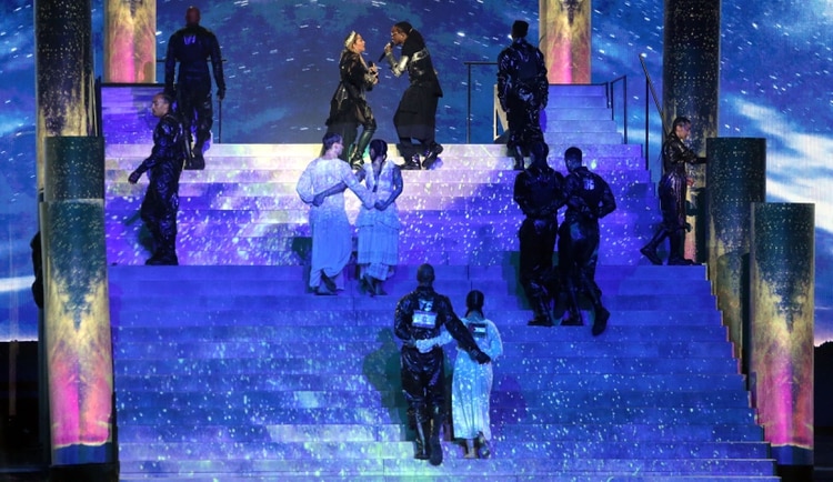 Aunque los organizadores insistieron en que no se trataba de una actuación política, Madonna incluyó en su show a dos coristas que salieron abrazados con una bandera palestina y otra israelí en la espalda