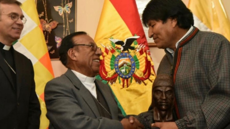 El cardenal Toribio Ticona ha manifestado su apoyo a la relección de Morales.