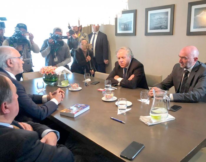 ESCENAS DE LA BREVE REUNIÓN DEL SECRETARIO GENERAL DE LA OEA CON LEGISLADORES BOLIVIANOS DE OPOSICIÓN.