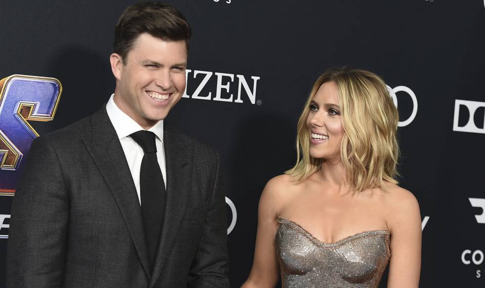 Colin Jost y Scarlett Johansson, en el estreno de 