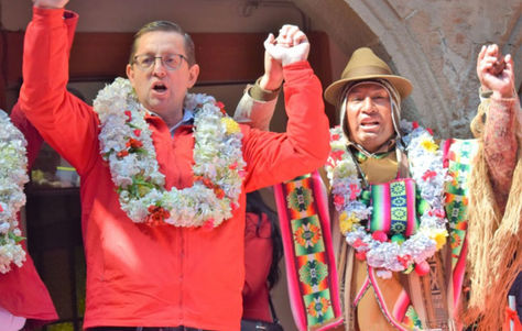 Ortiz junto al dirigente del Conamaq-Orgánico, David Crispín, en la presentación de sus dos nuevos aliados.