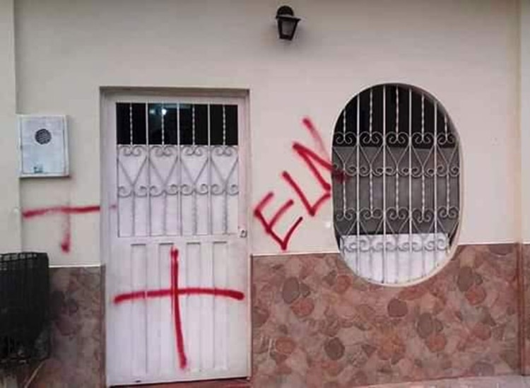 Fachadas de casas venezolanas marcadas por la guerrilla.