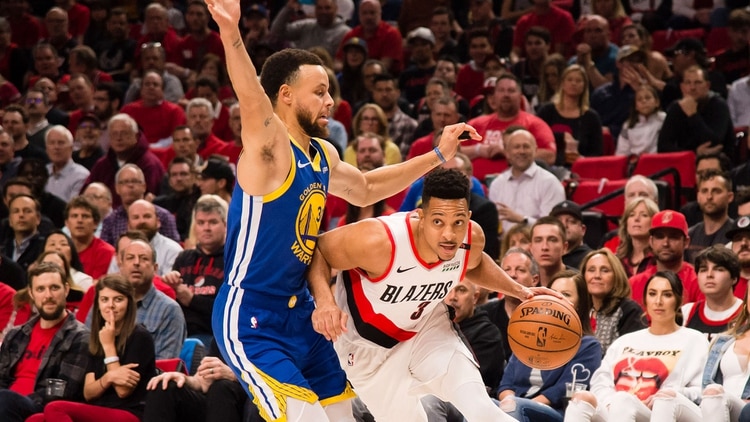 Stephen Curry marcando a McCollum, una de las armas ofensivas de Portland (Reuters)