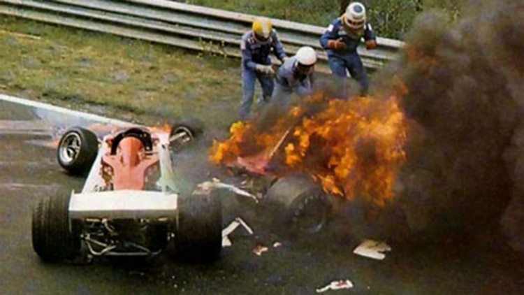 El fuego del monoplaza de Niki Lauda era incontrolable. Tres pilotos le salvaron la vida.