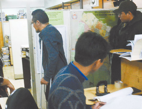 Cochabamba. El abogado (con muleta), en la Fiscalía anticorrupción.