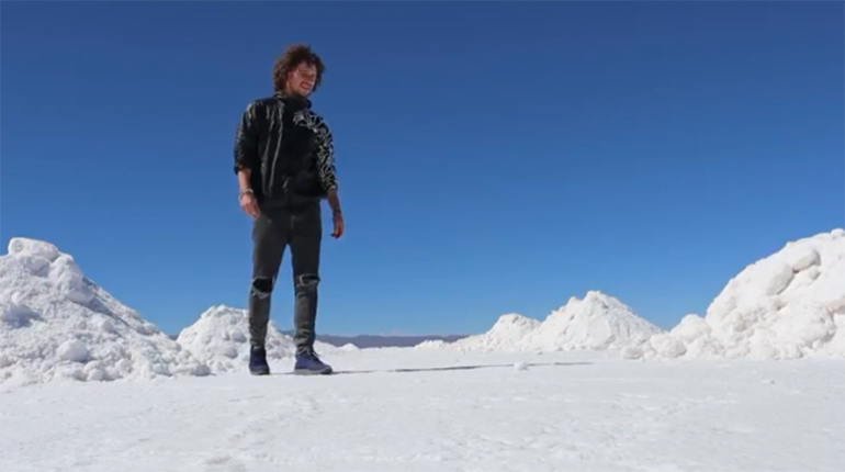 Luisito en el salar de Uyuni. | YouTube
