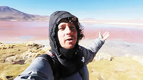 Luisito Comunica muestra la laguna Colorada y destaca la fauna del lugar.