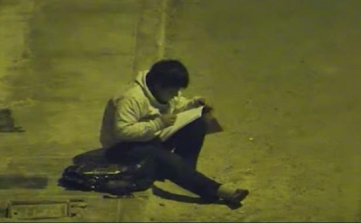 Víctor fue visto haciendo su tarea en la calle, bajo la luz de un poste de alumbrado público en su natal Trujillo, al norte de Perú.