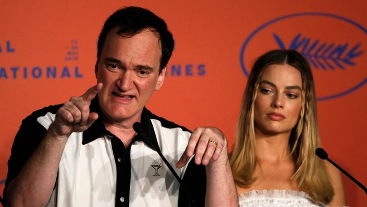 Tarantino y la actríz Margot Robbie durante una conferencia de prensa en el Festival de Cannes