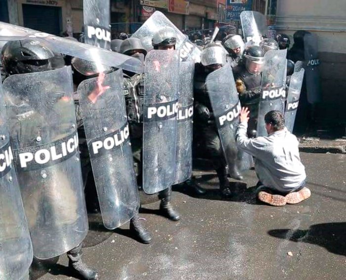 PERSONAS CON DISCAPACIDAD E INDÍGENAS, DOS SECTORES DE LA SOCIEDAD BOLIVIANA QUE FUERON VÍCTIMAS DE VIOLENTA REPRESIÓN POLICIAL Y VIOLACIÓN A SUS DERECHOS HUMANOS.