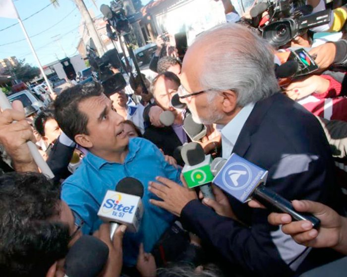 MOMENTOS EN QUE UN GRUPO DE PERSONAS RODEÓ A CARLOS MESA EN MEDIO DE GRITOS Y EMPUJONES. DE FRENTE, EL ACTIVISTA RICHARD ROJAS, IDENTIFICADO COMO ALIADO DE ORTIZ.