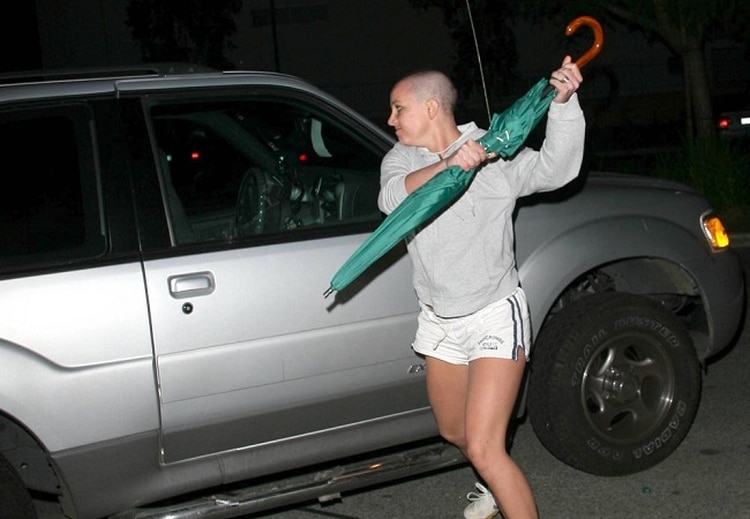 Britney Spears sufrió un brote psiquiátrico en el 2007 en el que golpeó un vehículo con un paraguas frente a los paparazzis.