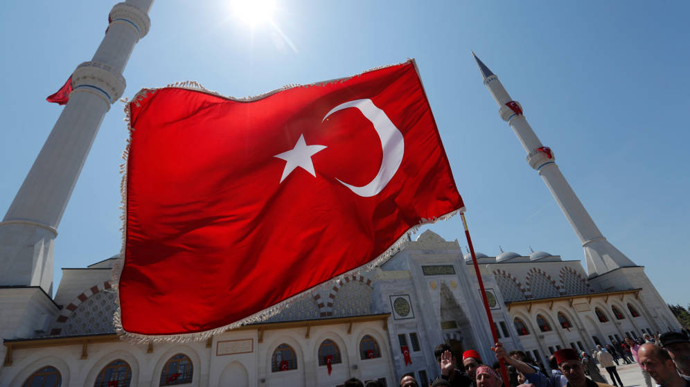 Foto: Un hombre ondea una bandera turca en Estambul. (Reuters)