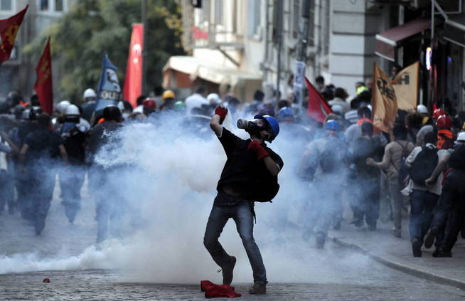 Un manifestante devuelve gas lacrimÃ³geno lanzado por la PolicÃ­a en una protesta derivada de Gezi. (EFE)