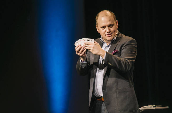 Juan Pablo Neira haciendo uno de sus trucos de magia. (Foto: WOBI)