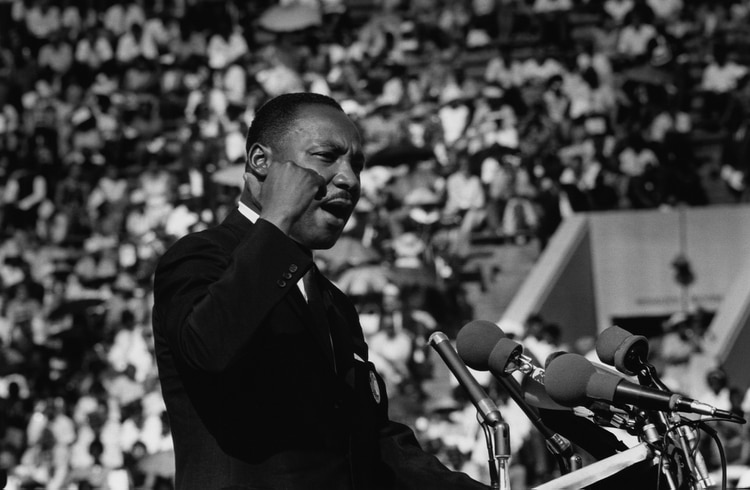 Martin Luther King pronuncia un discurso en el Soldier Field de Chicago, Illinoiis (Ted Williams/ Iconic Images/ Getty Images)