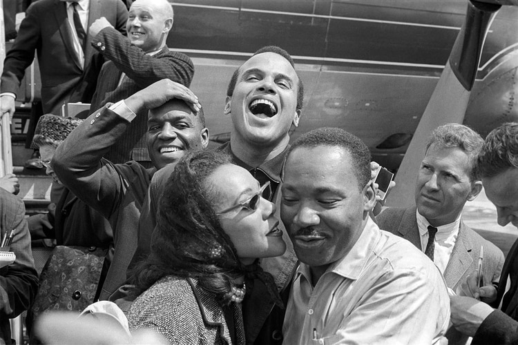 En esta imagen de 1963 publicada por HBO, Martin Luther King recibe un beso de su esposa Coretta Scott King. La imagen aparece en el documental “King in the Wilderness” (Ivan Massar/ Take Stock/ The Image Works/ HBO vía AP)